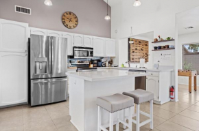 Spacious stunning ranch house, hot-tub and private basketball court, near WestWorld, TPC
